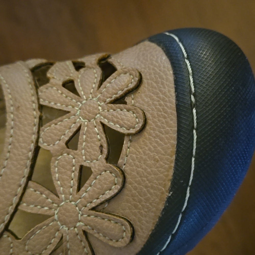 JBU Wildflower Tan Black Mary Jane Shoes Floral Fabric Velcro Strap Close 9 EUC - Picture 4 of 8